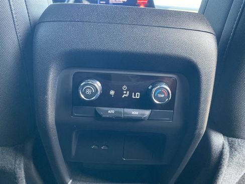 Used 2025 Chevrolet Traverse LT image 25