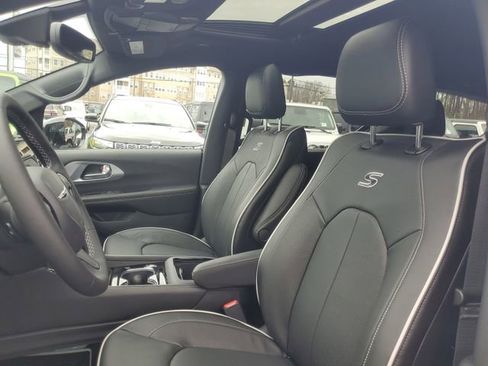 New 2026 Chrysler Pacifica Limited image 16