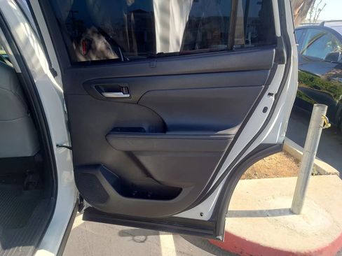 Used 2023 Toyota Highlander Bronze Edition image 11