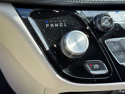 Used 2022 Chrysler Pacifica Touring-L image 11