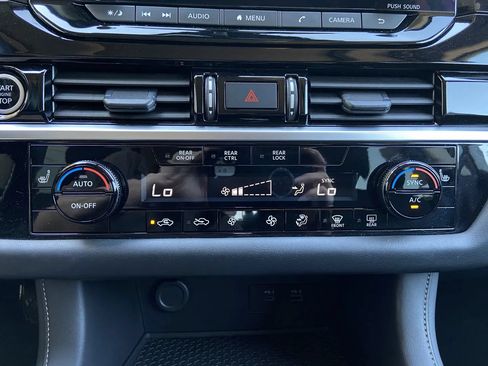 Used 2024 Nissan Pathfinder SV w/ SV Premium Package AWD/4WD image 22