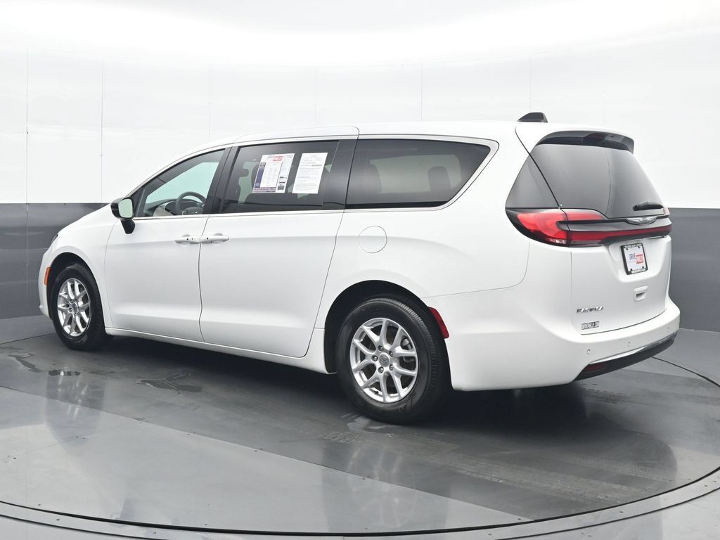 Used 2025 Chrysler Pacifica Select FWD image 4