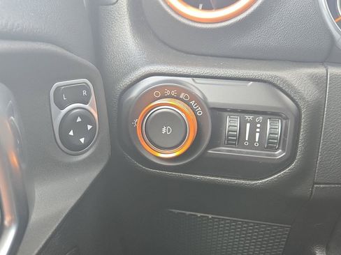 Used 2018 Jeep Wrangler Unlimited Sahara AWD/4WD image 21