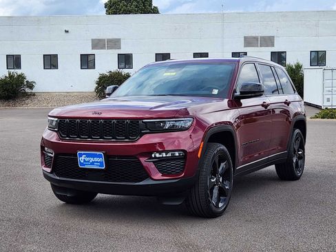 Used 2024 Jeep Grand Cherokee Limited w/ Black Appearance Package AWD/4WD image 4