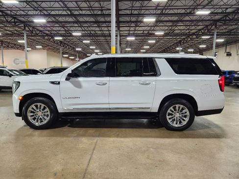 Used 2023 GMC Yukon XL SLT AWD/4WD image 7