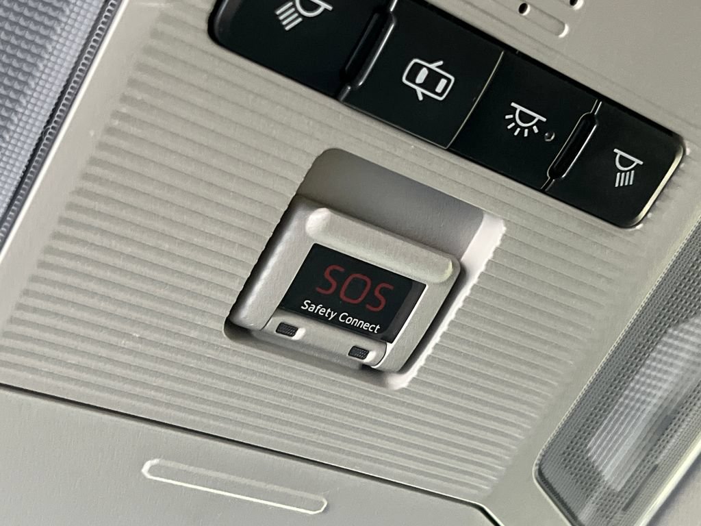 Used 2019 Toyota RAV4 LE w/ Carpet Mat Package FWD image 43