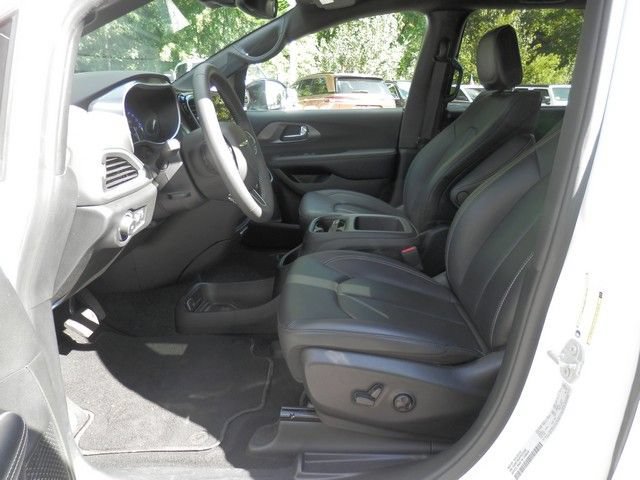 Used 2026 Chrysler Pacifica Select FWD image 17