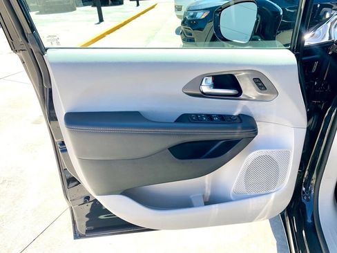 Used 2024 Chrysler Pacifica Touring-L FWD image 11