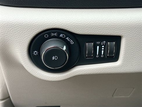 Used 2021 Chrysler Pacifica Touring-L image 11