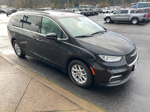 Used 2022 Chrysler Pacifica Touring-L image 3