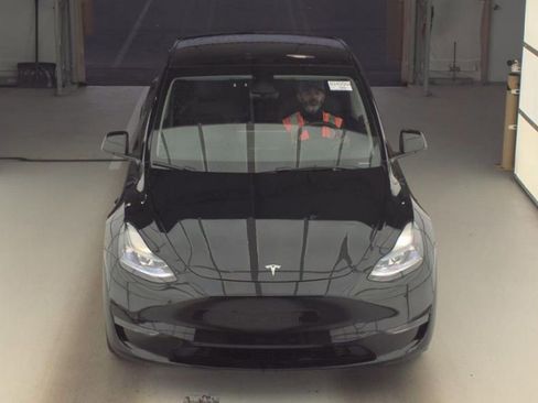 Used 2024 Tesla Model Y Long Range AWD/4WD image 3
