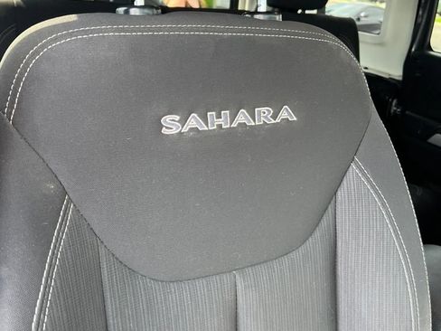 Used 2018 Jeep Wrangler Unlimited Sahara w/ Connectivity Group AWD/4WD image 27