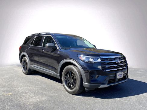 Used 2025 Ford Explorer Active image 2