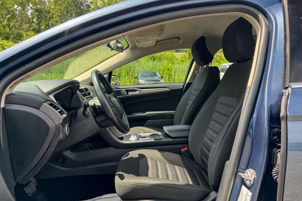 Used 2018 Ford Fusion SE w/ Fusion SE Technology Package FWD image 18