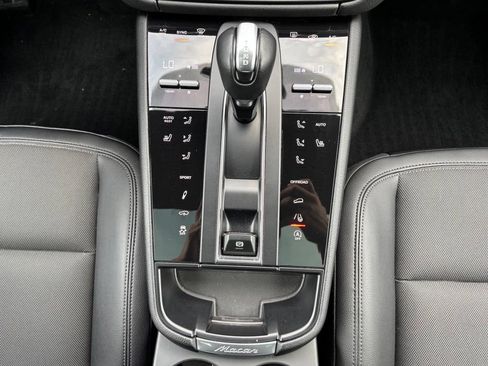 Certified 2023 Porsche Macan AWD/4WD image 28