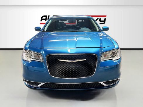 Used 2023 Chrysler 300 Touring RWD image 2