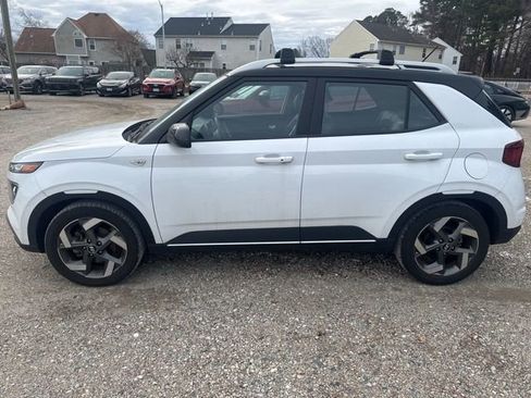 Used 2023 Hyundai Venue Limited image 5