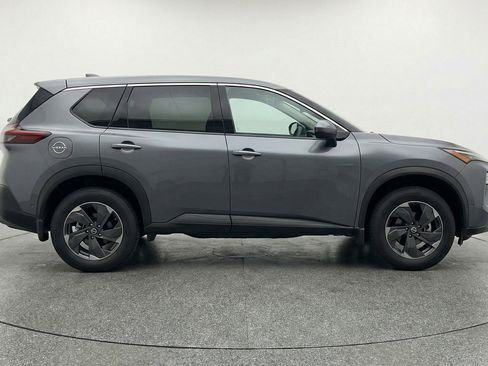 Used 2025 Nissan Rogue SV image 5