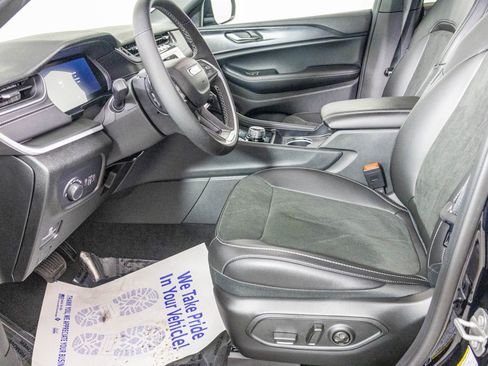 New 2025 Jeep Grand Cherokee Altitude image 20