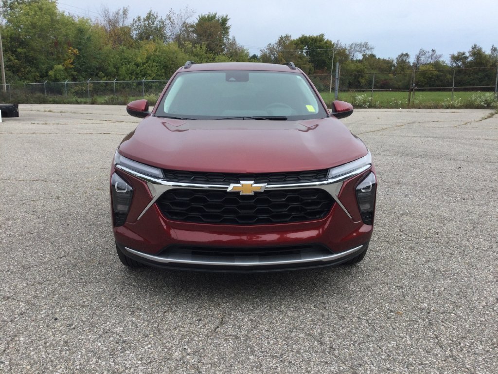 Used 2024 Chevrolet Trax LT w/ Driver Confidence Package FWD image 2