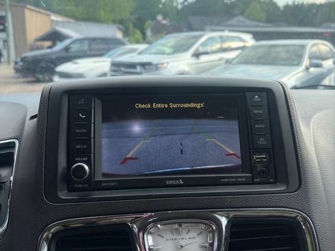 Used 2016 Chrysler Town & Country Touring FWD image 14