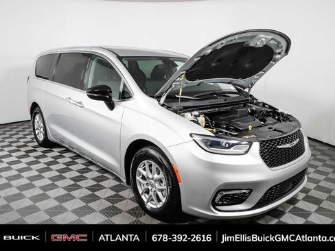 Used 2024 Chrysler Pacifica Touring-L FWD image 34