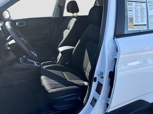 Used 2025 Hyundai Venue SEL image 19