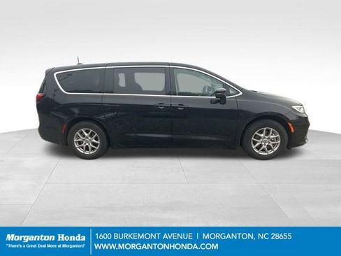 Used 2024 Chrysler Pacifica Touring-L image 10