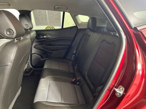 Used 2025 Chevrolet Trax LT w/ LT Convenience Package FWD image 16