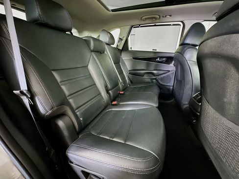 Used 2019 Kia Sorento SX image 33