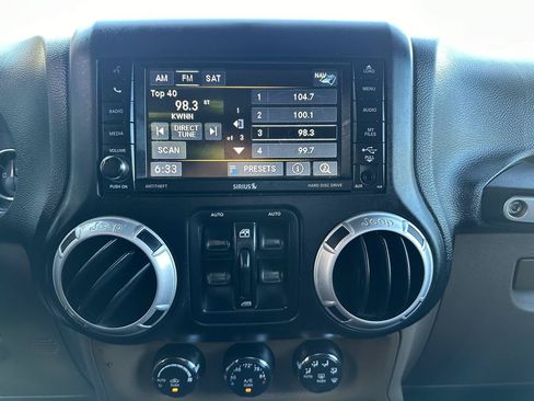 Used 2014 Jeep Wrangler Unlimited Rubicon w/ Connectivity Group AWD/4WD image 13