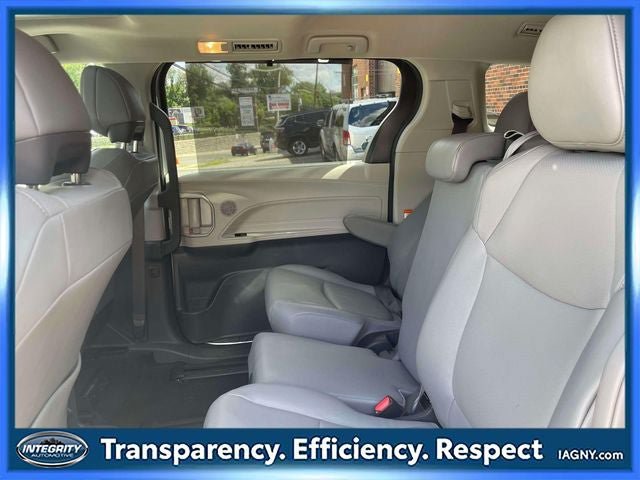 Used 2024 Toyota Sienna XLE FWD image 12