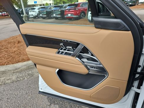 New 2025 Land Rover Range Rover SE image 27