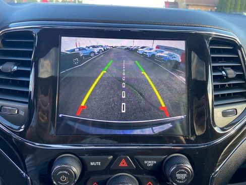 Used 2021 Jeep Grand Cherokee Limited image 32