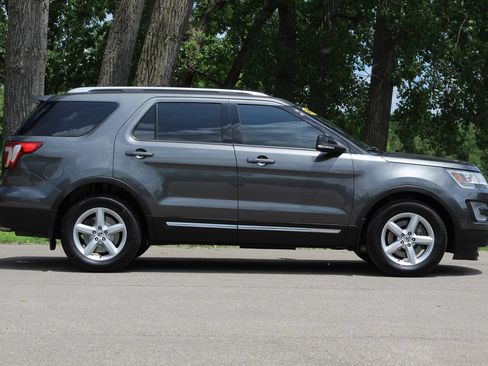 Used 2017 Ford Explorer XLT w/ Equipment Group 201A FWD image 8