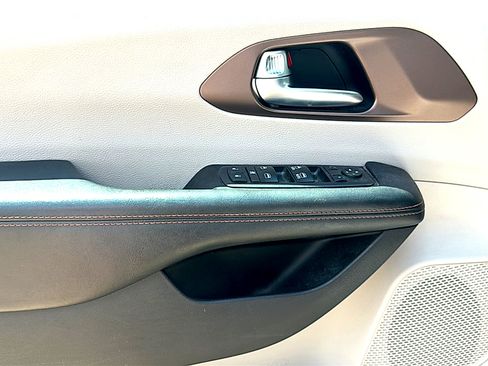 Used 2019 Chrysler Pacifica Touring-L FWD image 8