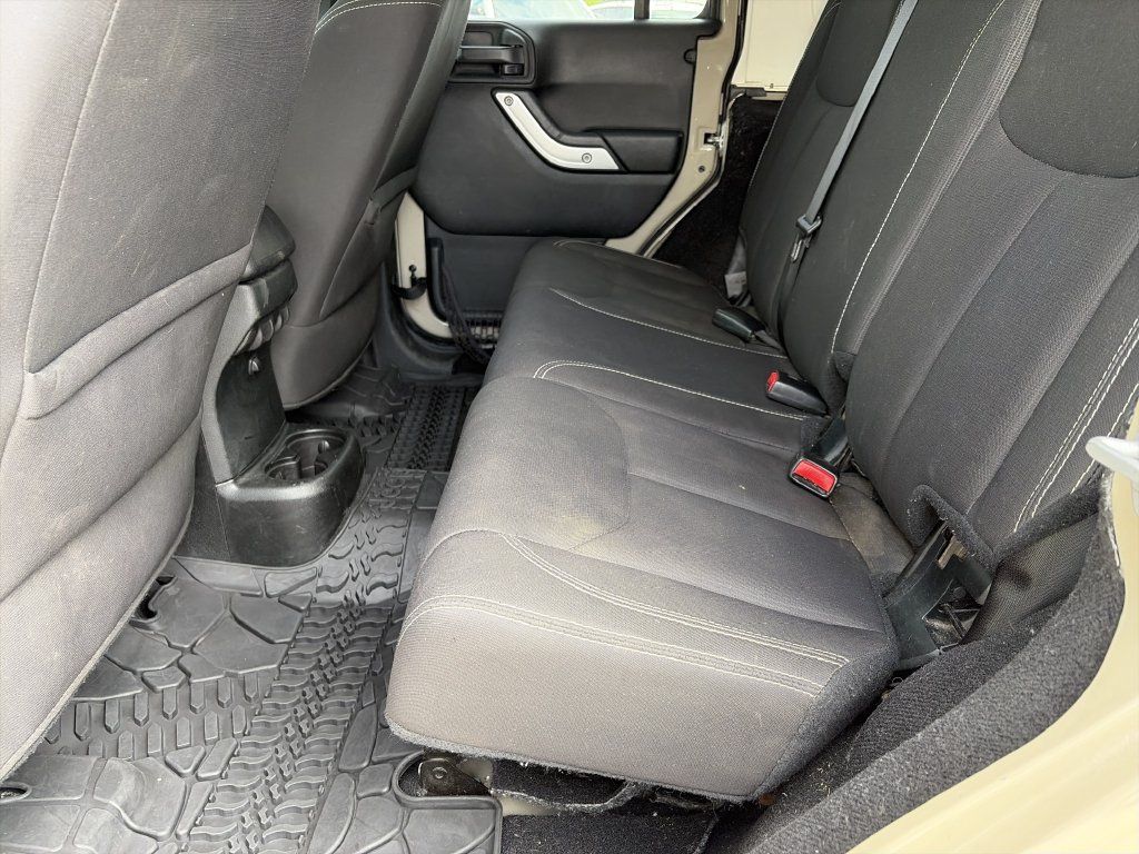 Used 2018 Jeep Wrangler Unlimited Rubicon w/ Connectivity Group AWD/4WD image 14
