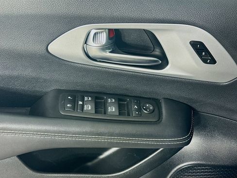 Used 2025 Chrysler Pacifica Limited FWD image 19
