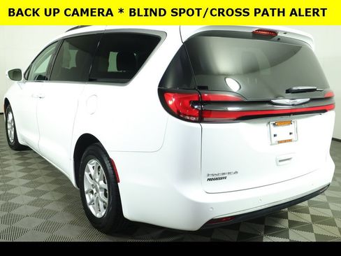 Used 2022 Chrysler Pacifica Touring-L image 13