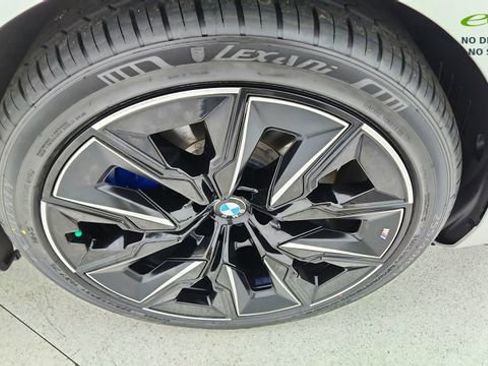 Used 2023 BMW i7 xDrive60 w/ Executive Package 2 AWD/4WD image 57