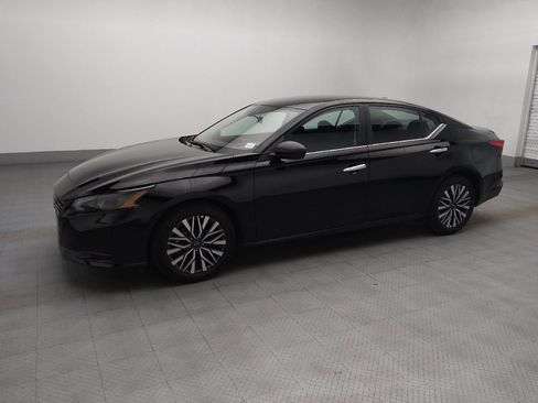 Used 2025 Nissan Altima 2.5 SV FWD image 2