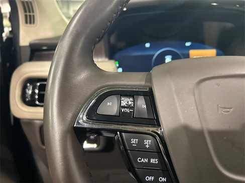 Used 2022 Lincoln Nautilus Reserve image 13