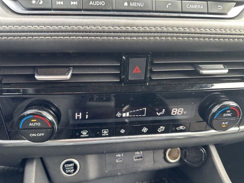 Used 2022 Nissan Rogue SV image 14