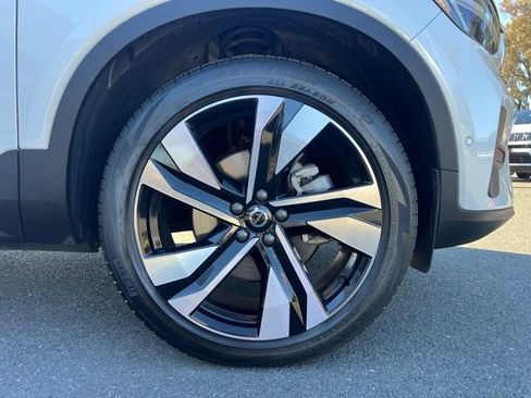 Used 2025 Volvo XC40 B5 Plus AWD/4WD image 32