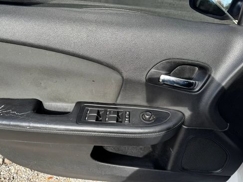 Used 2012 Chrysler 200 Touring FWD image 13