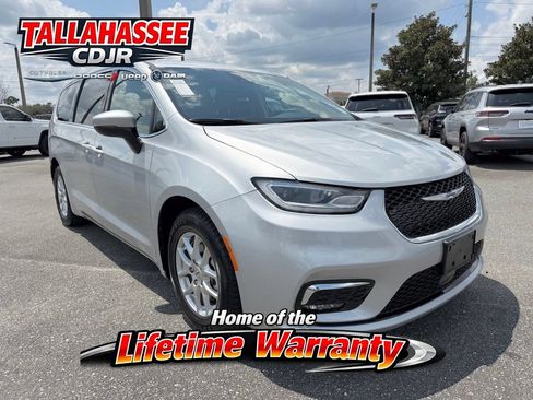 Used 2023 Chrysler Pacifica Touring-L FWD image 1