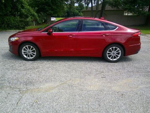 Used 2020 Ford Fusion SE FWD image 2