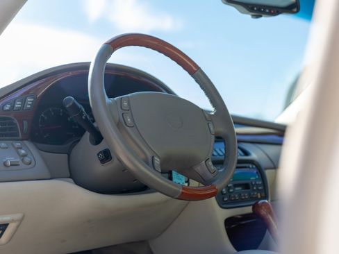 Used 2000 Cadillac De Ville DTS w/ Comfort/Convenience Pkg image 37