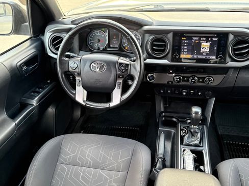 Used 2018 Toyota Tacoma TRD Sport image 16