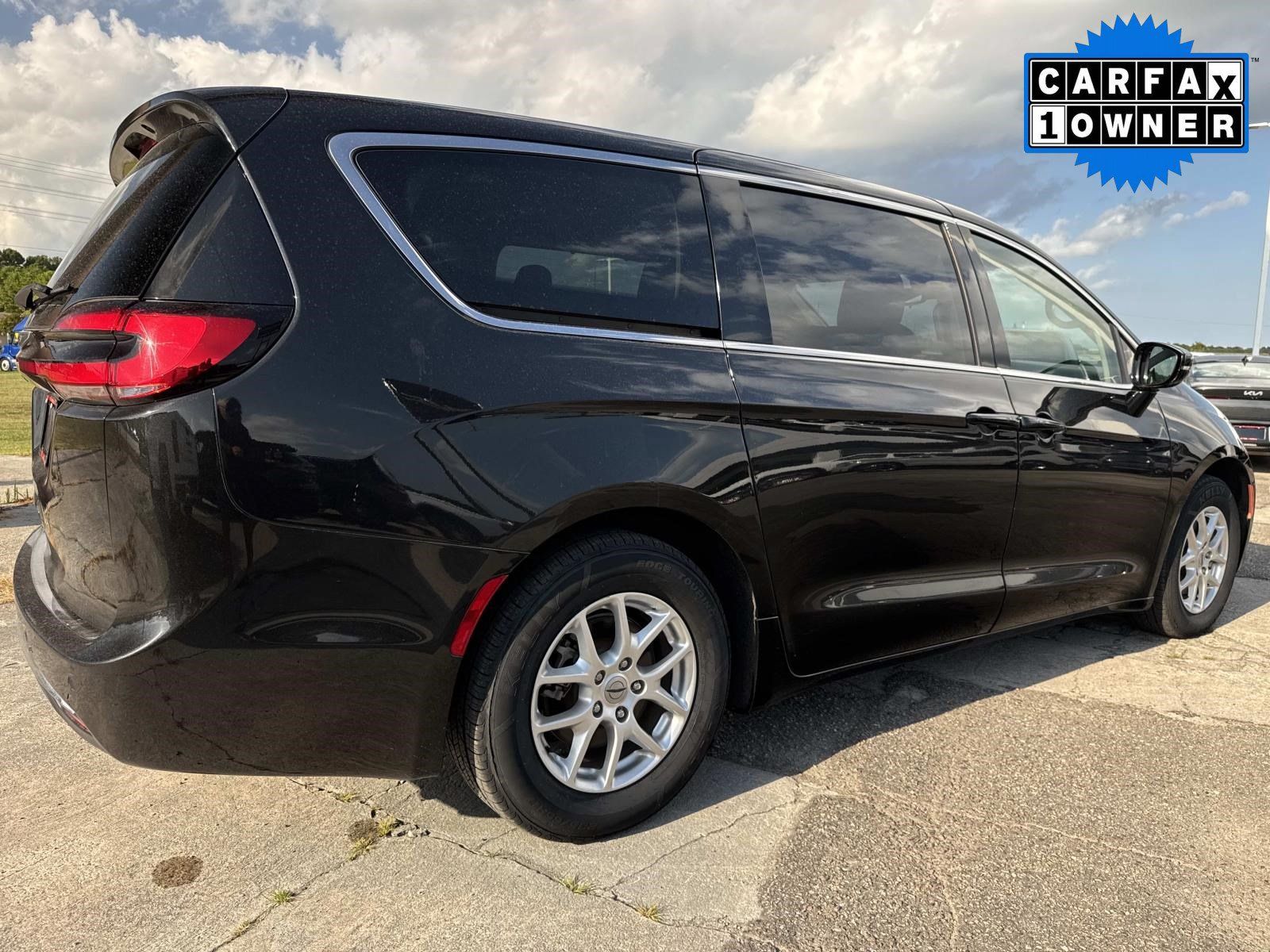 Used 2024 Chrysler Pacifica Touring-L FWD image 4